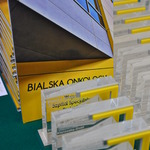 Statuetki dla osób zaangażowanych w projekt Bialskiej Onkologii oraz publikacje 