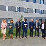 Zebrani goście przy budynku Bialskiej Onkologii