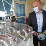 Dyrektor WSzS wręcza upominki z okazji Dnia Dziecka w Oddziale Neonatologicznym.jpg