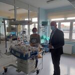 Dyrektor WSzS wręcza upominki z okazji Dnia Dziecka w Oddziale Neonatologicznym.jpg