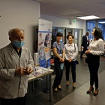 Uczestnicy Konferencji w holu przy auli WSzS.JPG