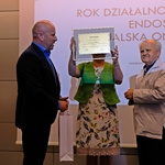 Podziękowanie dr Hałabudzie - wręczenie szklanego Dyplomu przez Dyrektora WSzS A. Chodzińskiego oraz lek. med. M. Łukasik.JPG