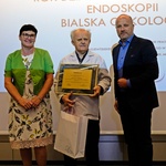 Podziękowanie dr Hałabudzie - wręczenie szklanego Dyplomu przez Dyrektora WSzS A. Chodzińskiego oraz lek. med. M. Łukasik.JPG