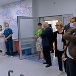 Spacer uczestników ze zwiedzaniem Zespołu Pracowni Endoskopowych.JPG
