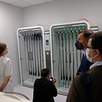 Spacer uczestników ze zwiedzaniem Zespołu Pracowni Endoskopowych.JPG