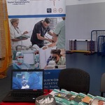 Stoisko wystawowe WSzS - rollup, laptop wyświetlający filmik/prezentację, kwartalniki 