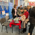 Uczestnicy targów przy stoisku WSzS.
