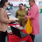 Uczestnicy targów przy stoisku WSzS.
