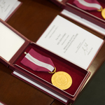 Złoty medal za długoletnią służbę.