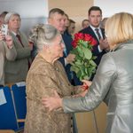 Wręczenie kwiatów żonie lek. M. Matyńkowskiego.