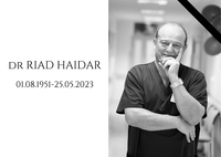 Tekst po lewej stronie dr Riad Haidar 01.08.1951-25.05.2023. Po prawej zdjęcie dr Haidara przepasane kirem.