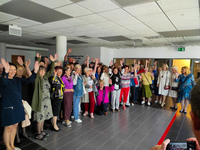 II spotkanie Wirtualnego Klubu Seniora w dniu 12.05.2024r. - zdjęcie grupowe przed aulą WSzS.