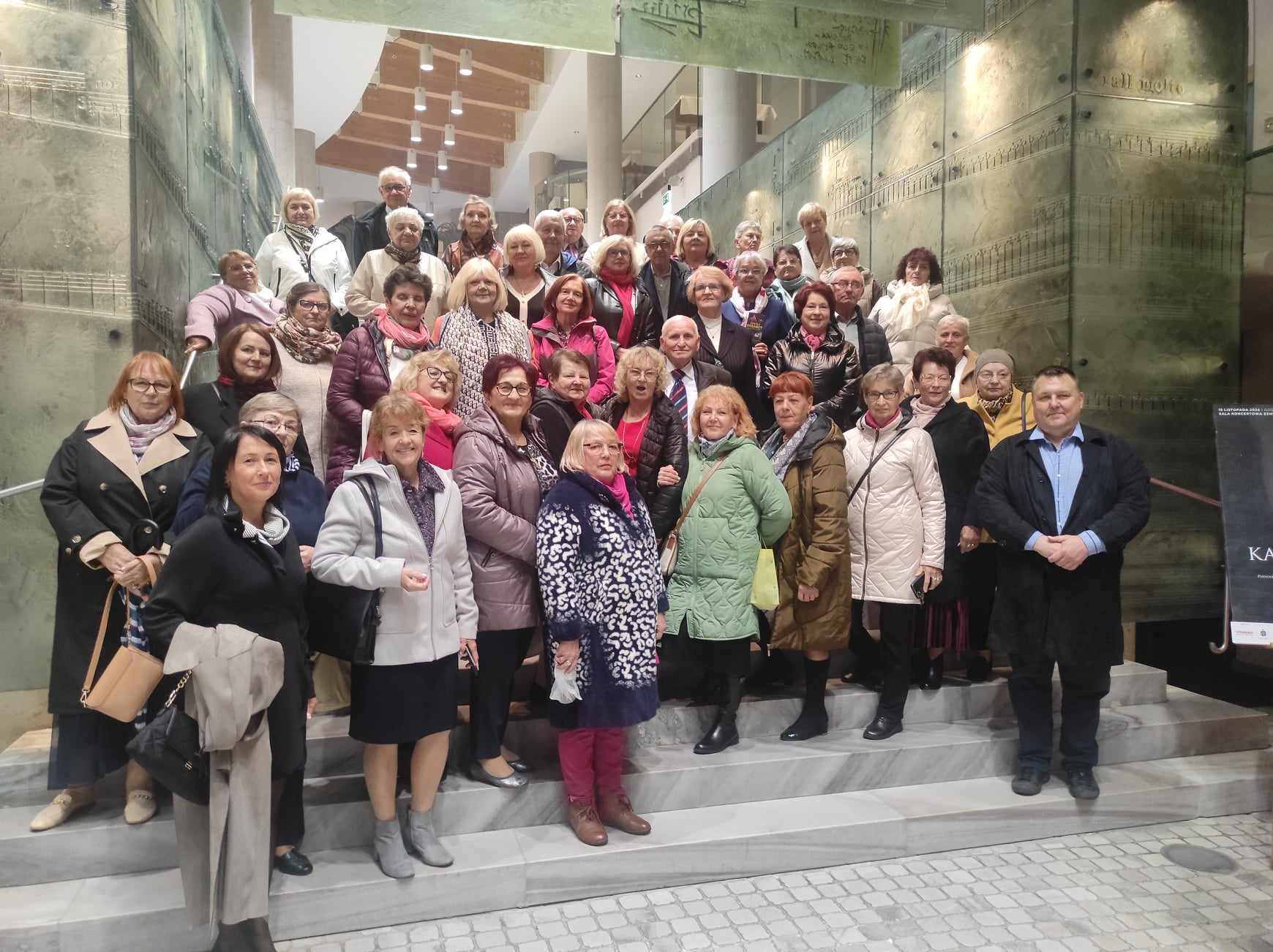 Wyjazd do Opery członków WKS - zdjęcie grupowe.jpg
