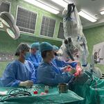 Operacja guza mózgu z zastosowaniem kwasu aminolewulinowego (5-ALA) wykonana przez neurochirurgów WSzS.