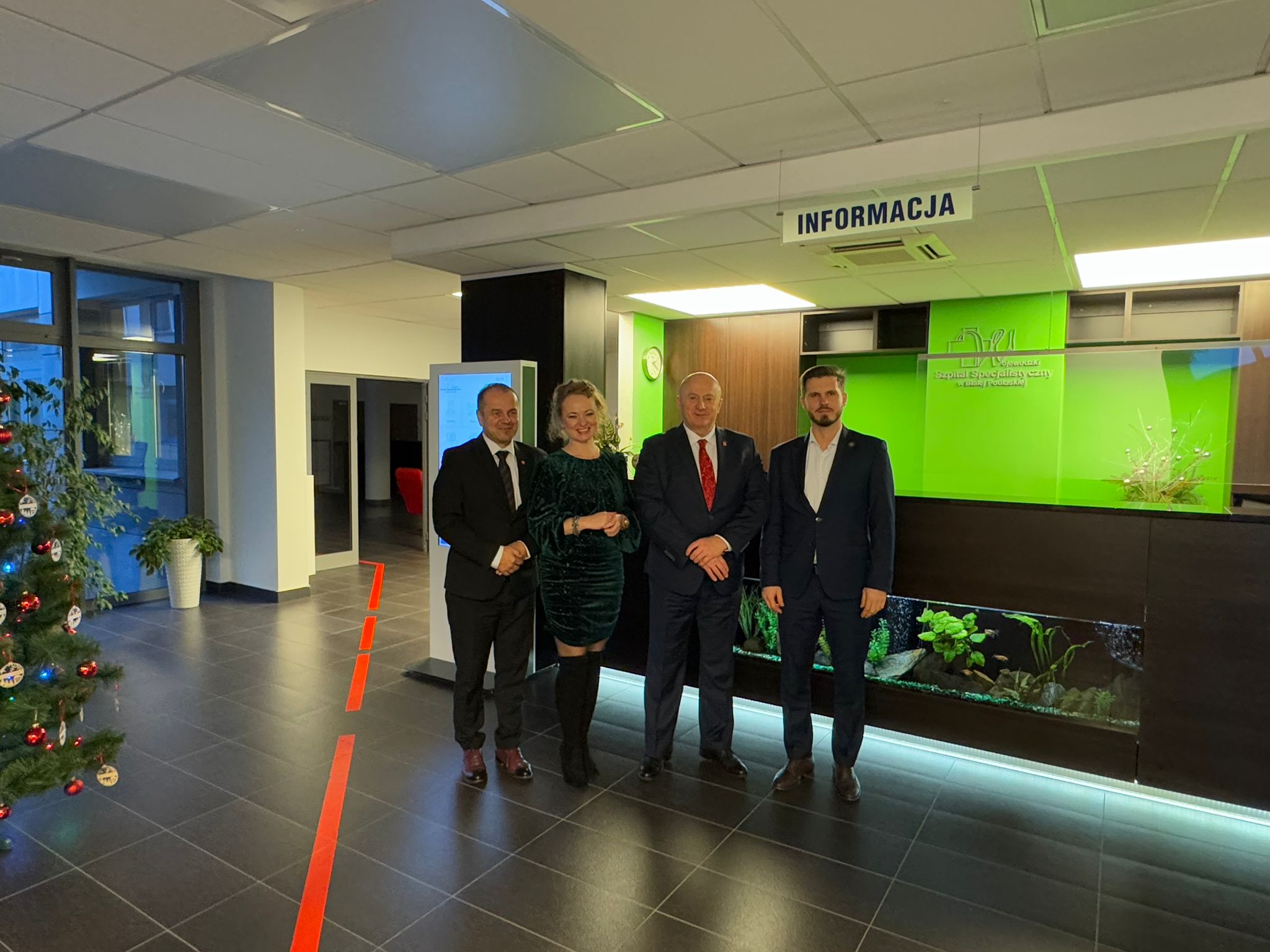Przedświąteczna wizyta w Wojewódzkim Szpitalu Specjalistycznym: od lewej - Dariusz Litwiniuk, Małgorzata Skrok, Jarosław Stawiarski, Artur Kozioł.