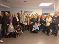 Uczestnicy Wirtualnego Klubu Seniora. Zdjęcie grupowe przed aulą WSzS.