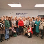  Uczestnicy Wirtualnego Klubu Seniora. Zdjęcie grupowe przed aulą WSzS.