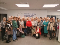 Uczestnicy Wirtualnego Klubu Seniora. Zdjęcie grupowe przed aulą WSzS.