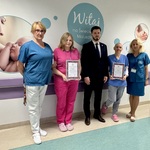 Przedstawiciele Oddziału Neonatologicznego i Oddziału Ginekologiczno-Położniczego z Panem Dyrektorem WSzS wraz z Listem Gratulacyjnym.