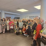 Uczestnicy Wirtualnego Klubu Seniora. Zdjęcie grupowe przed aulą WSzS.