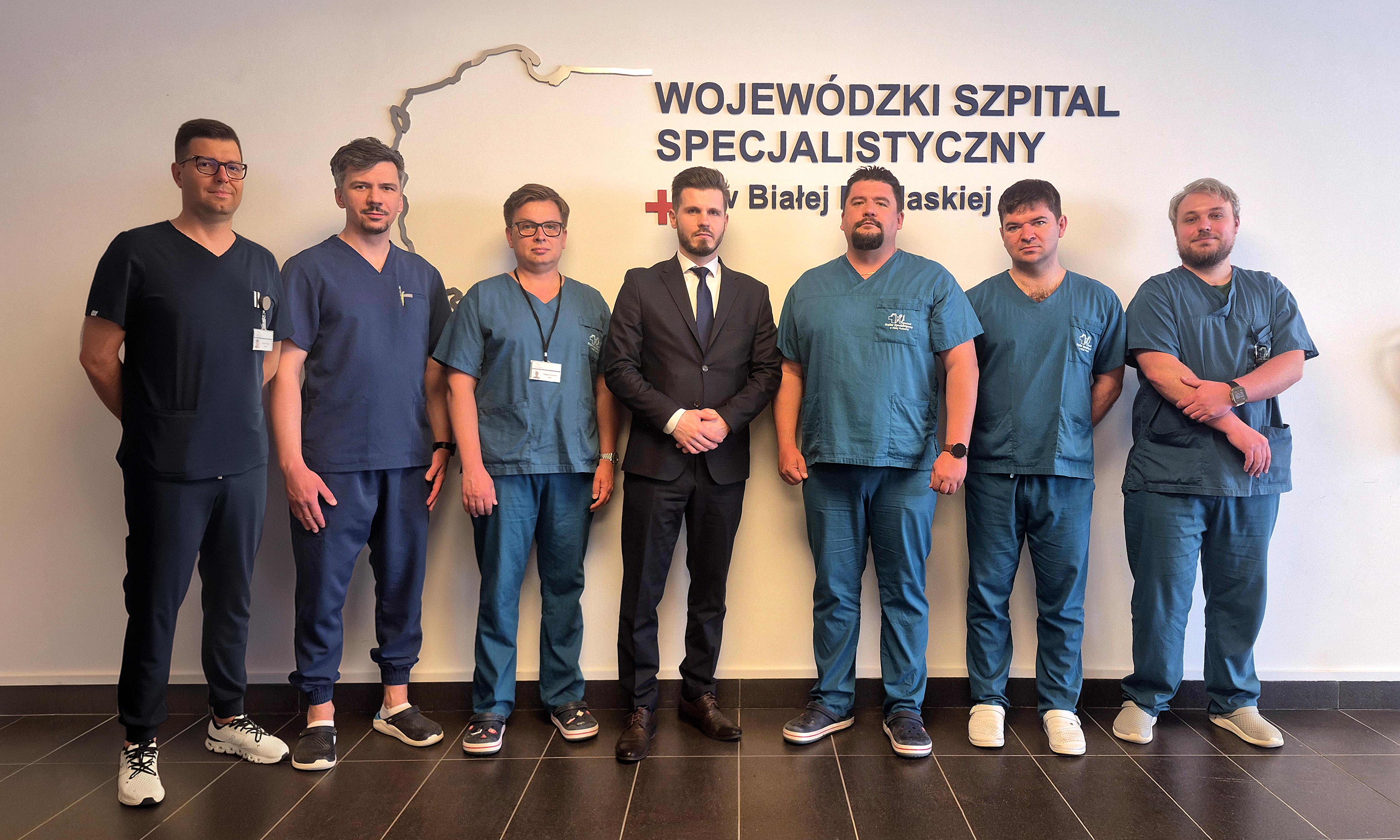 Od lewej: dr n. med. Bożydar Tylus, lek. Daniel Burdzy, lek. Krzysztof Pękala, Artur Kozioł - Dyrektor Wojewódzkiego Szpitala Specjalistycznego w Białej Podlaskiej, lek. Kamil Kur, lek. Filip Rozpotyński, lek. Ariel Andrzejuk.