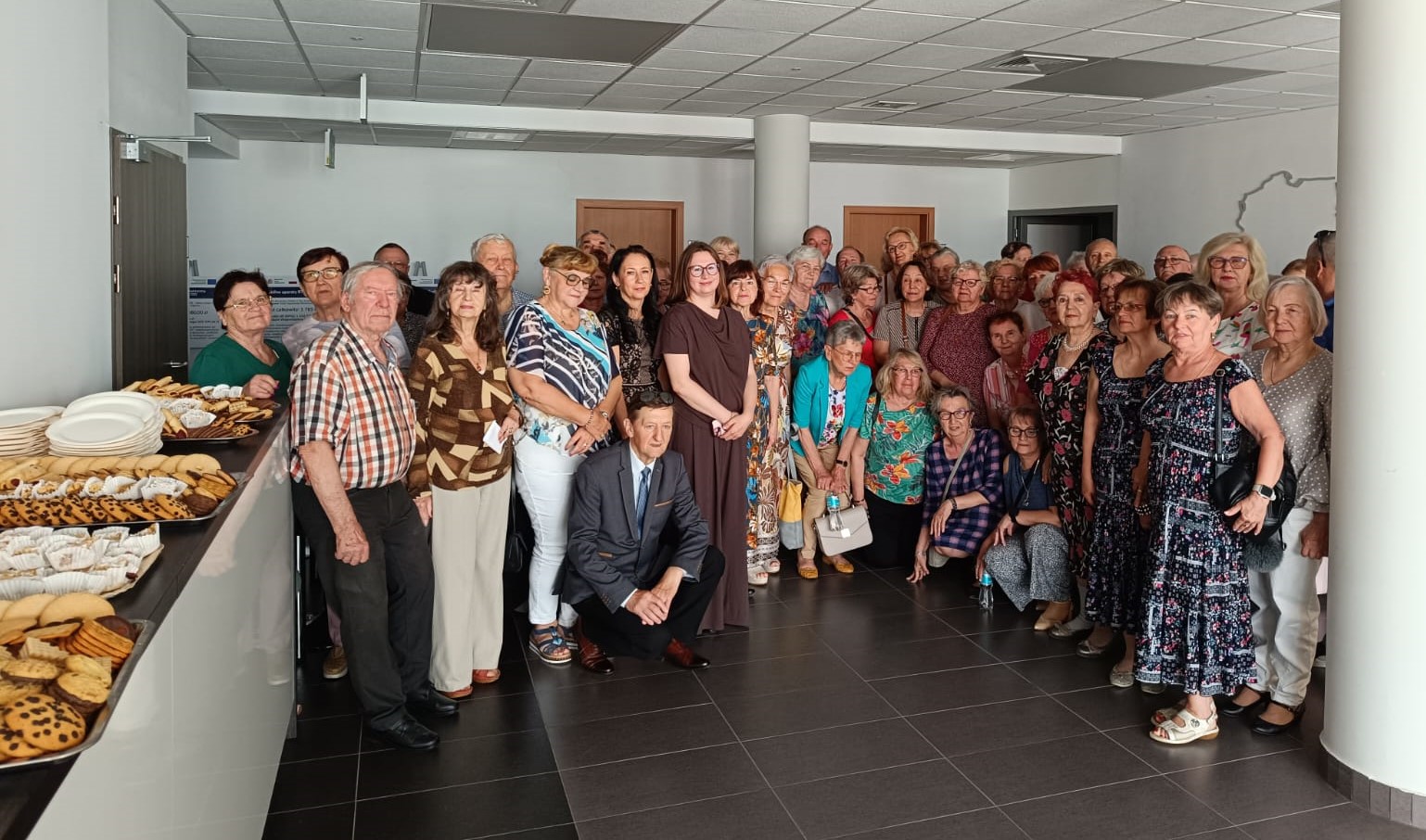 Majowe spotkanie WKS - zdjęcie grupowe przed aulą WSzS.
