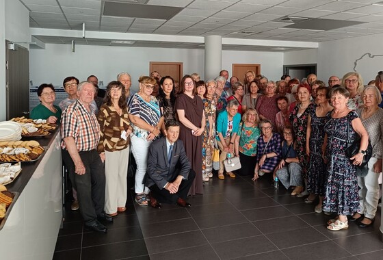 Majowe spotkanie WKS - zdjęcie grupowe przed aulą WSzS.