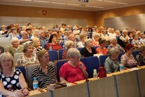 Uczestnicy czerwcowego spotkania Wirtualnego Klubu Seniora w auli WSzS.