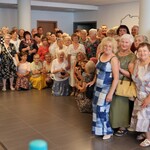 Uczestnicy czerwcowego spotkania Wirtualnego Klubu Seniora. Zdjęcie grupowe przed aulą WSzS.