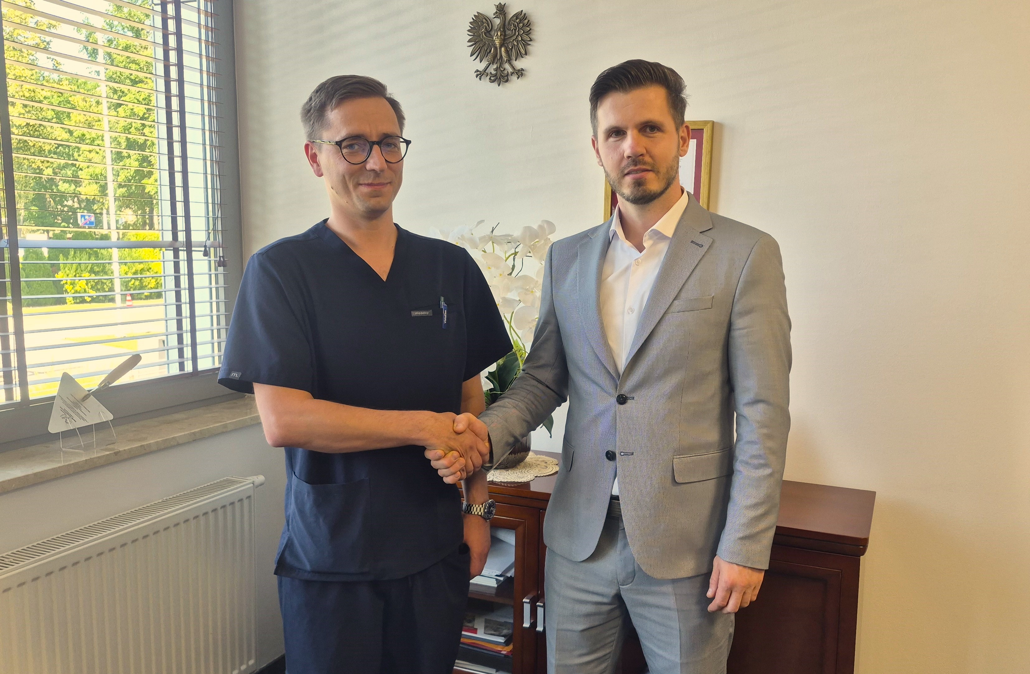 Lek. Maciej Koplejewski - Lekarz Kierujący Oddziałem Okulistycznym z Arturem Koziołem - Dyrektorem Wojewódzkiego Szpitala Specjalistycznego w Białej Podlaskiej.