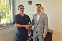 Lek. Maciej Koplejewski - Lekarz Kierujący Oddziałem Okulistycznym z Arturem Koziołem - Dyrektorem Wojewódzkiego Szpitala Specjalistycznego w Białej Podlaskiej.