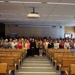 Spotkanie edukacyjne z Seniorami. Zdjęcie grupowe uczestników Wirtualnego Klubu Seniora w auli Wojewódzkiego Szpitala Specjalistycznego w Białej Podlaskiej.