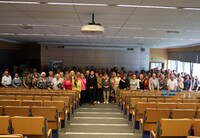Spotkanie edukacyjne z Seniorami. Zdjęcie grupowe uczestników Wirtualnego Klubu Seniora w auli Wojewódzkiego Szpitala Specjalistycznego w Białej Podlaskiej.