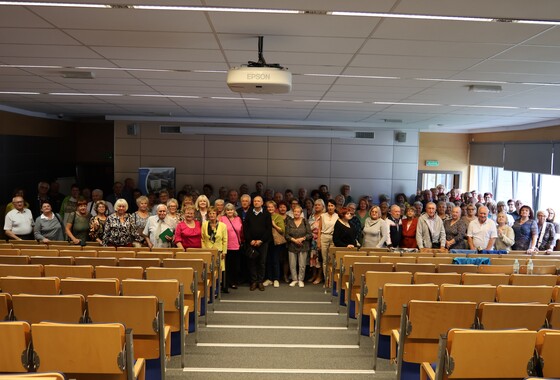 Spotkanie edukacyjne z Seniorami. Zdjęcie grupowe uczestników Wirtualnego Klubu Seniora w auli Wojewódzkiego Szpitala Specjalistycznego w Białej Podlaskiej.